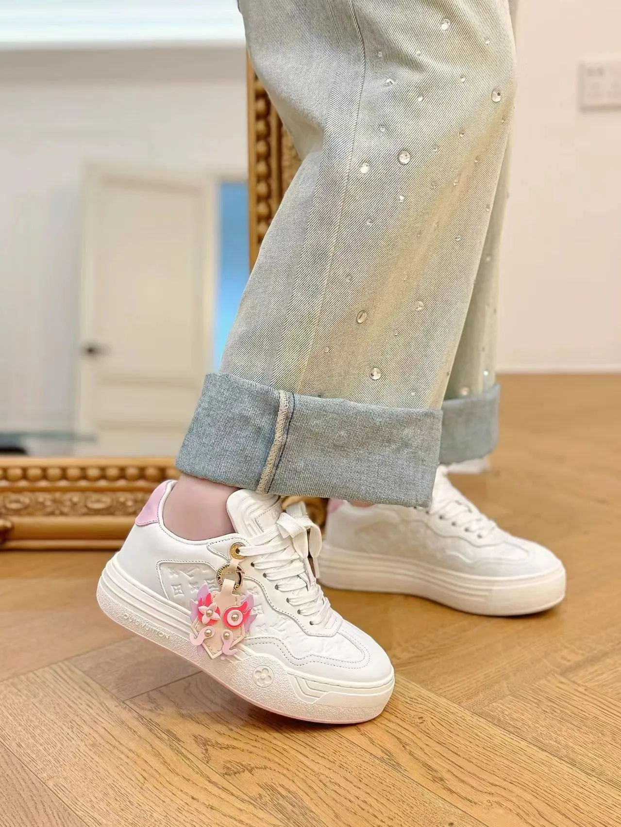 👟👟Ex-factory price 620👟👟Men's size +10 Same style for men and women🔥🔥𝐋𝐕 𝐃𝐢𝐬𝐜𝐨𝐯𝐞𝐫𝐲 2024 new sports shoes thick sole casual ❗️❗️ original purchase development and production LV Discovery lace-up shoes were unveiled at Louis Vuitton's fourth show. They are made of technical mesh fabric and metallic synthetic materials to create a streamlined design. Brand elements embellish the upper and lightweight rubber outsole, with technical shoelaces. Fabric: Original imported cowhide + technology mesh Inner lining: Original customized breathable mesh Sole: Original molded ultra-light rubber foam material Bottom thickness: 5.5CM Size: Women's 35-41 (41 customized), Men's 39-46, (45-46 customized)
